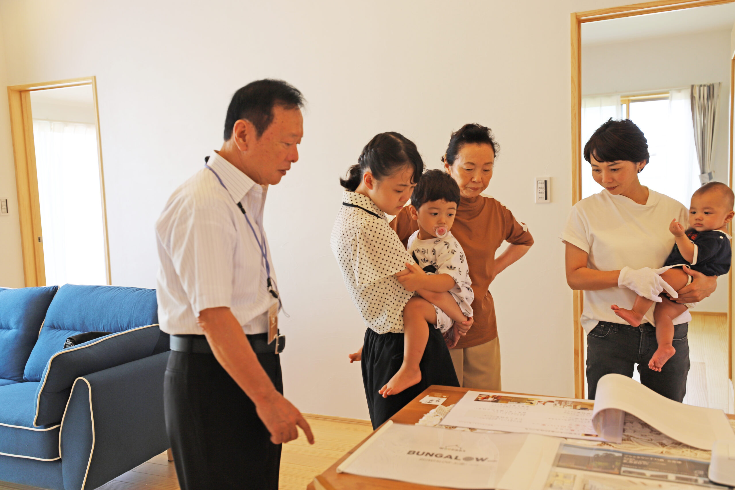 代表取締役 増元がお客さんと家づくりについて話している様子