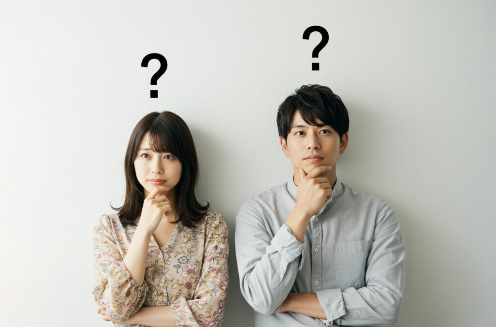 悩んでる男女の写真