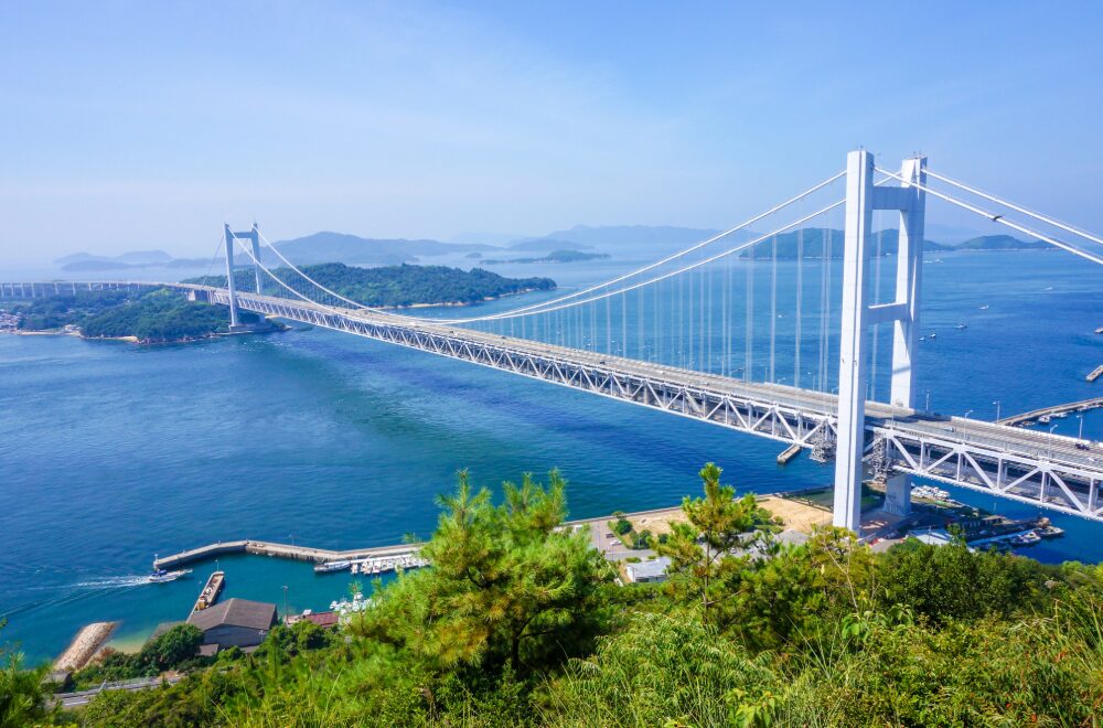 香川県と岡山を結ぶ瀬戸大橋の写真