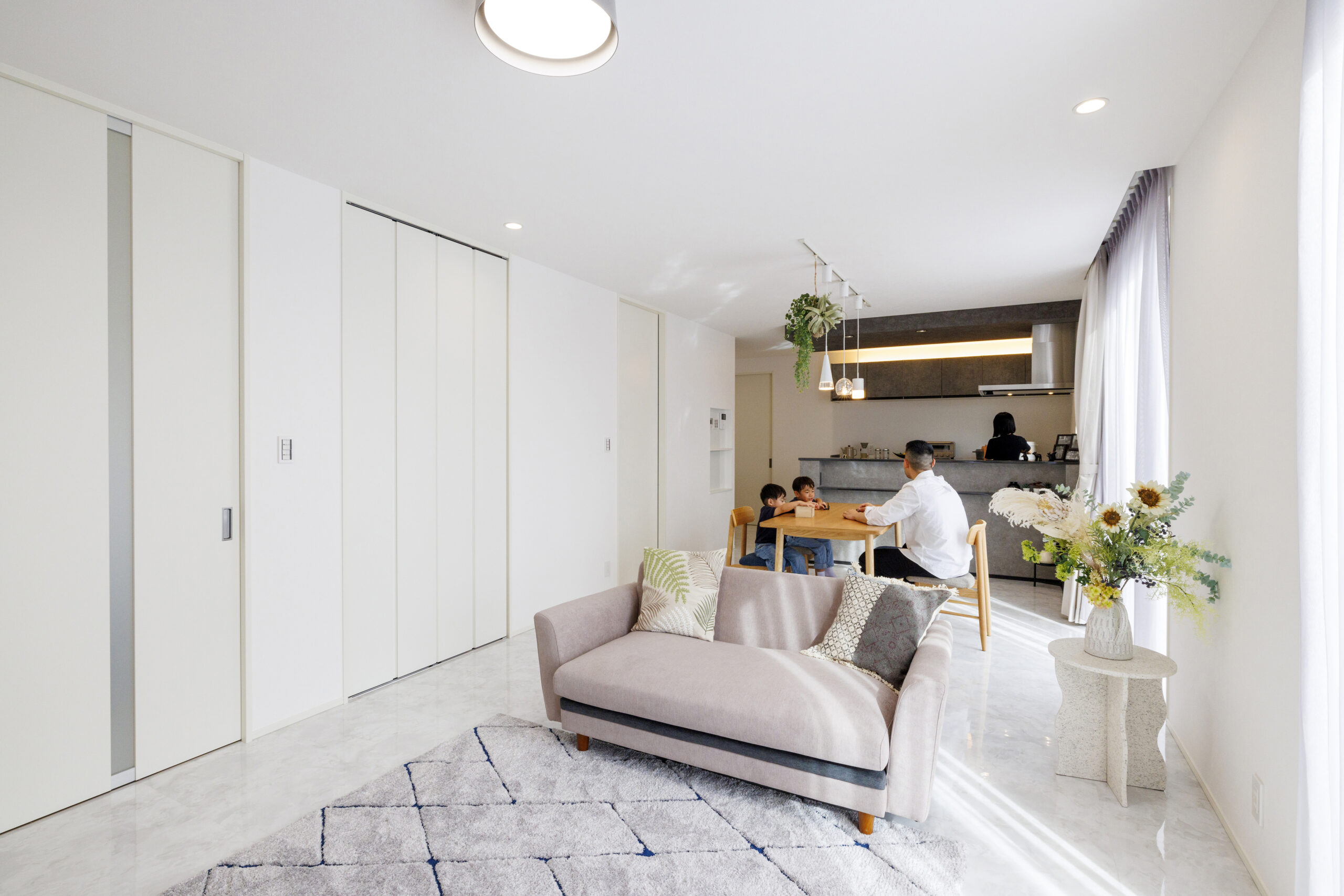 ホワイトが基調の洗練されたLDKで過ごす家族（アイラックホーム施工事例）