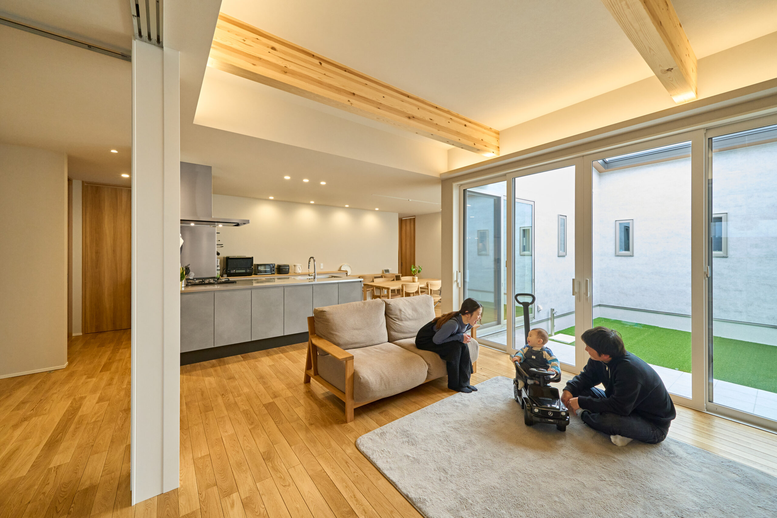 アイラックホームで家を建てたお施主様がリビングで家族の時間を過ごしている様子