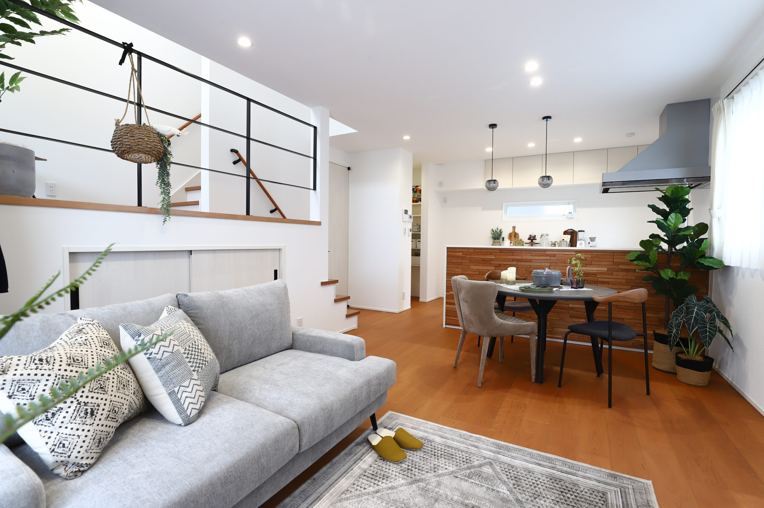 キッチンの木目と観葉植物の相性が良い踊り場のある開放感あふれるLDK