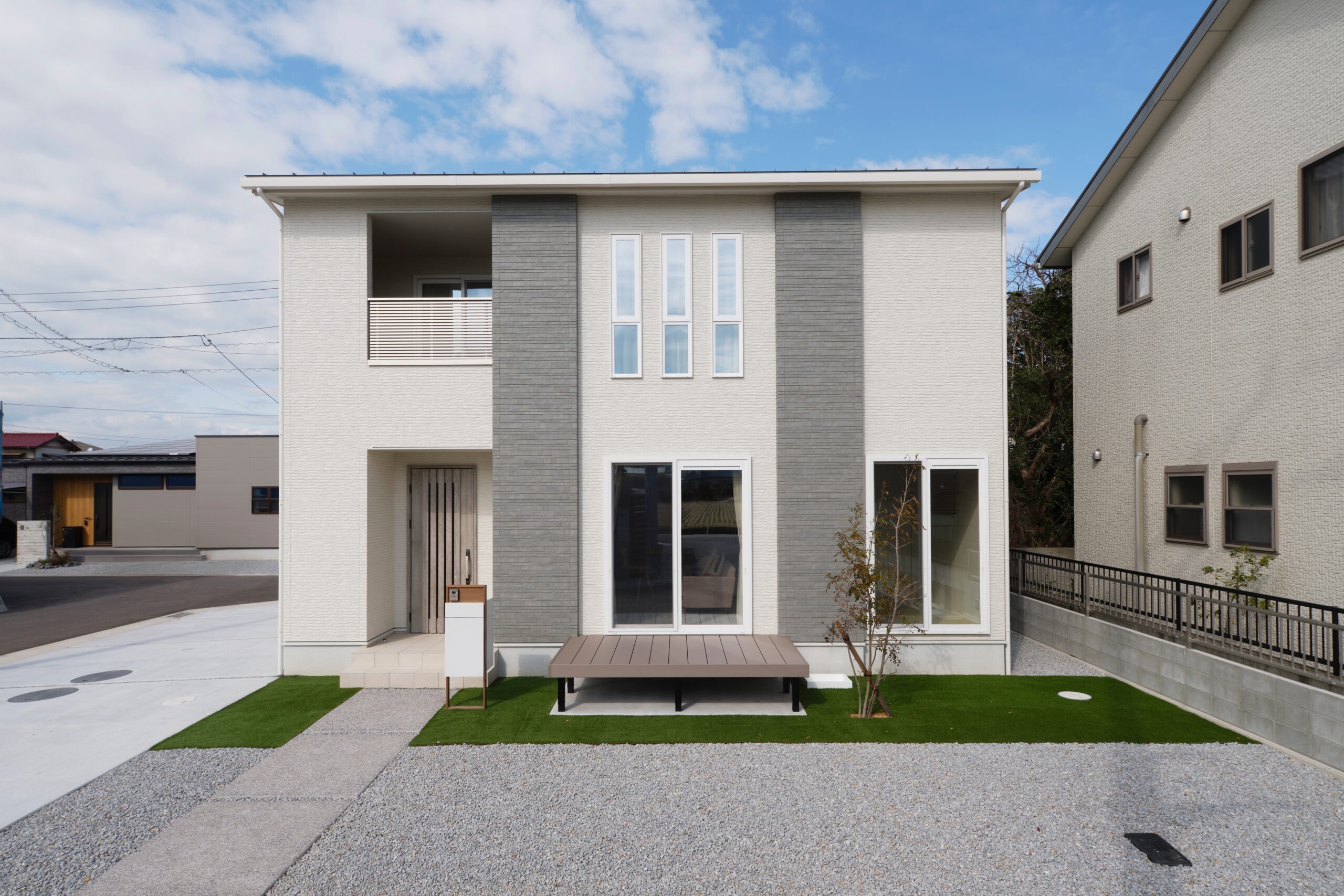 シンプルな白い外観のアイラックホームが建築した2階建て建売住宅