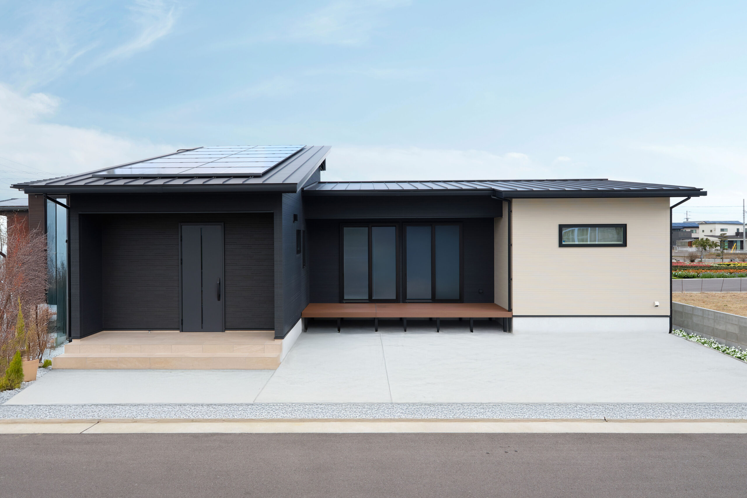 ブラック×ホワイトの配色が特徴の、アイラックホームが建築した平屋建売住宅の外観