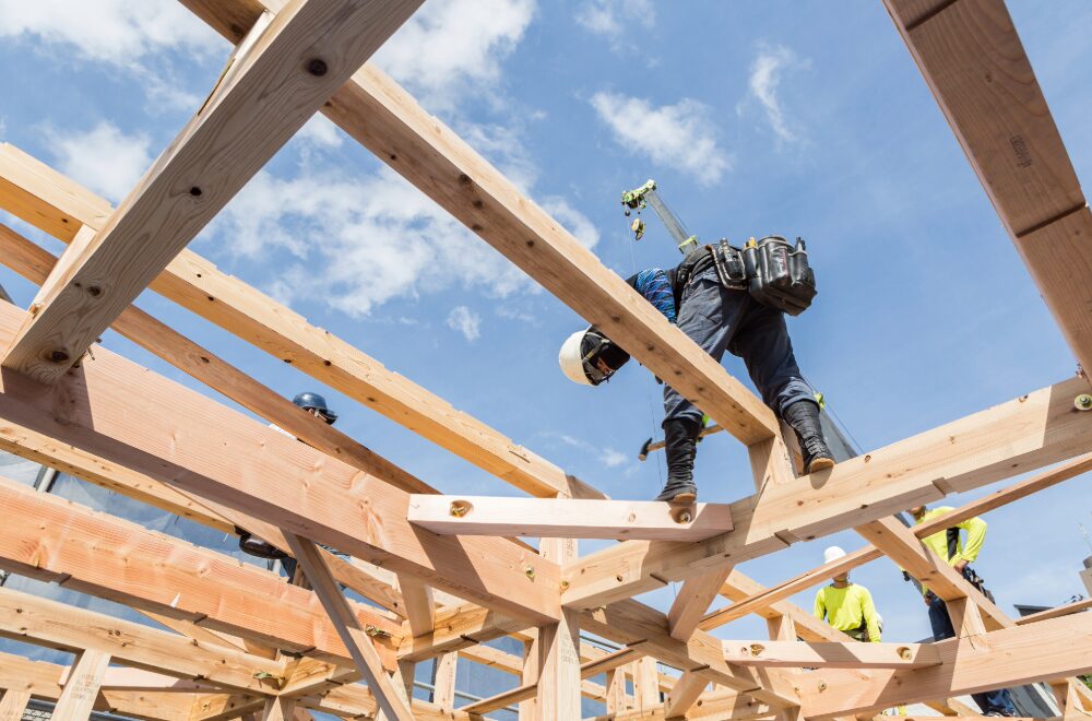 家を建築をしている大工さん