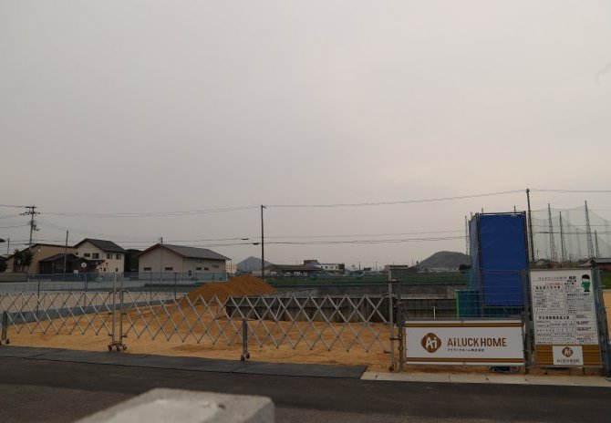 5号地　西から（モデルハウス建築中）