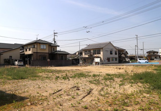 南東から