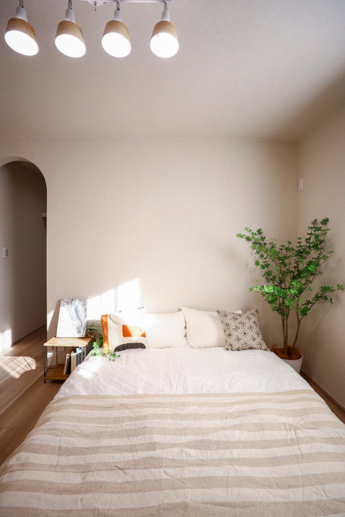 アーチ垂れ壁がオシャレな寝室