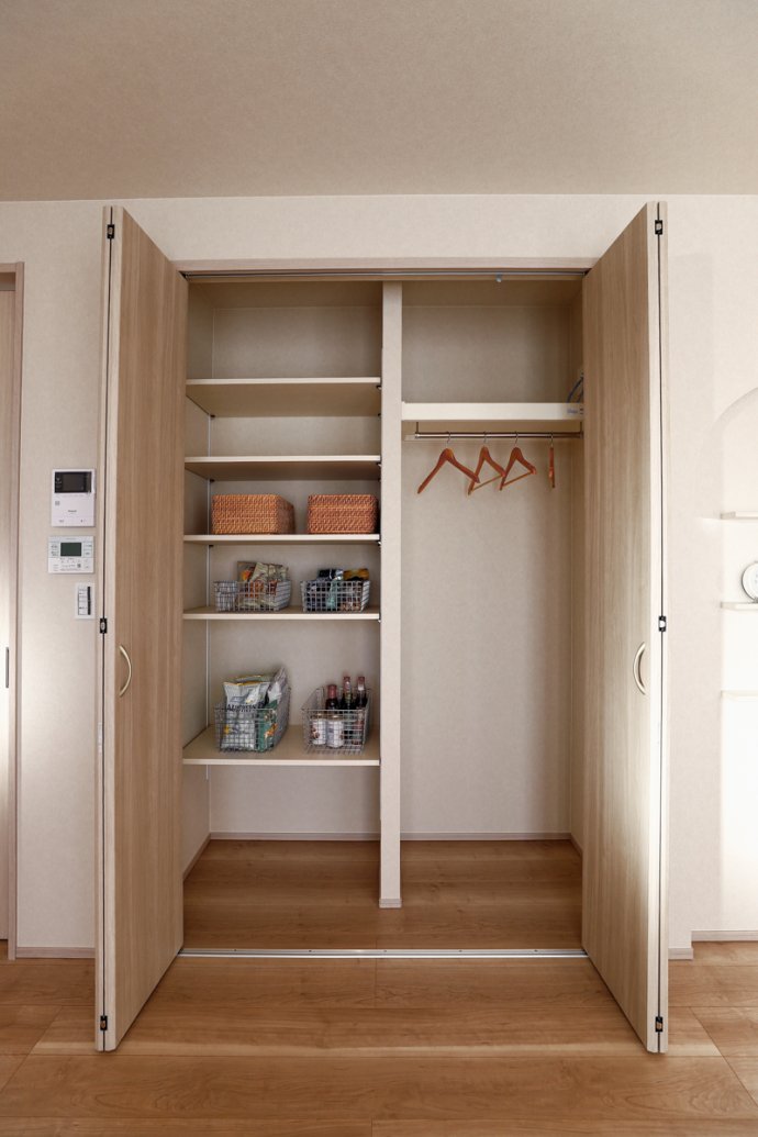 パントリーとしても使えるリビング収納