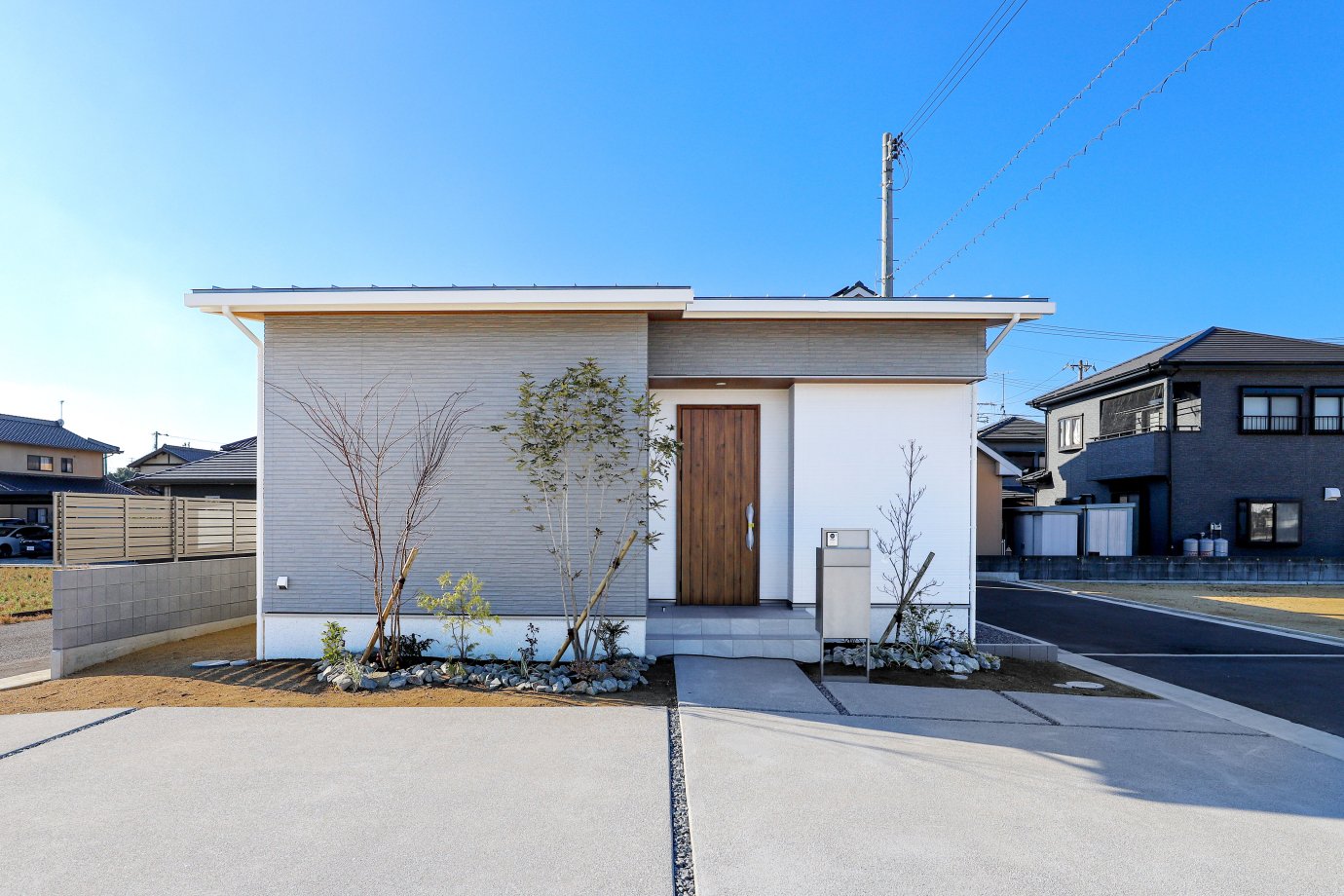 高松市香南町の白とグレーの外観の平屋住宅