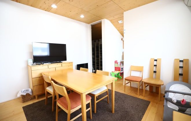 お子さま連れの方にも安心してご来場いただけるよう、キッズルームを併設した打ち合わせスペースをご準備しております。安心して住まいづくりのお話を進められます◎