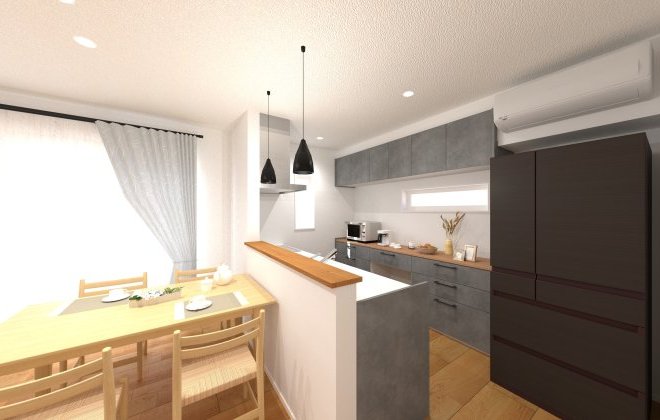 木目のぬくもりを感じるフローリングと、落ち着いたグレーのキッチンが美しく調和した、心地よいキッチン空間。背面収納には大容量の吊り戸棚を設け、収納力の高いキッチンに。※画像はイメージパースです