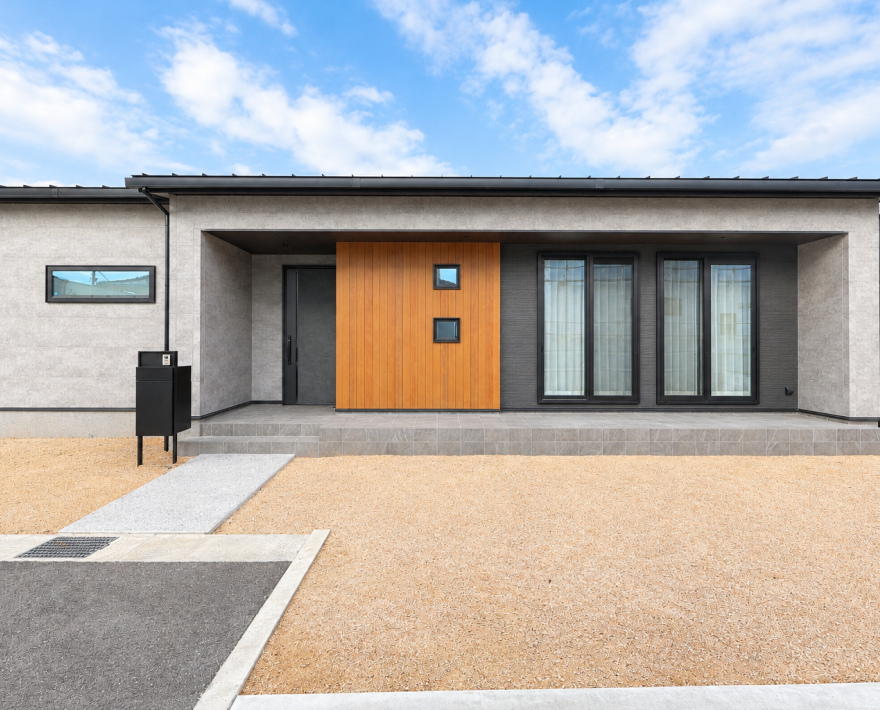 玄関を中心に19帖LDKの平屋モデルハウス｜リジエルガーデン下田井Ⅲ11号地