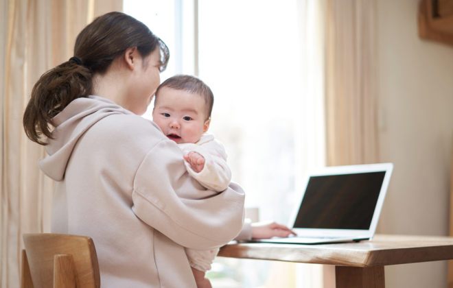 育児中のご家族「生まれたばかりで、外出がなかなか難しくて…」赤ちゃんのペースに合わせて、自宅からご相談いただけます。
