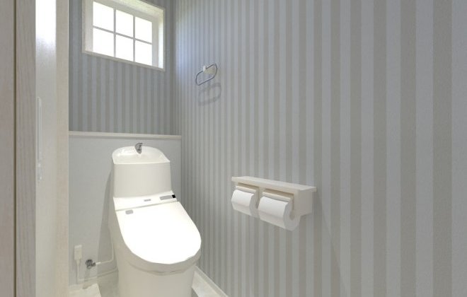 【2階トイレ】ストライプ柄のアクセントクロスが映える爽やかなトイレ空間。縦ラインを強調したデザインにすることで、空間をすっきりと広く見せてくれるのもポイントです。※画像はイメージパースです