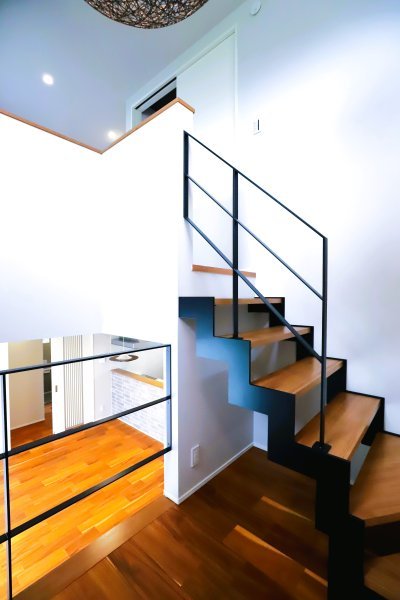 【2階建て】暮らしを彩る、デザインステップ階段