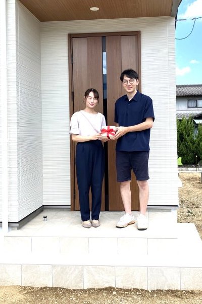 【平屋】アイランドキッチンを中心に広がる、木のぬくもりと勾配天井の平屋