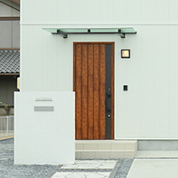 シャープなフォルムの玄関庇
